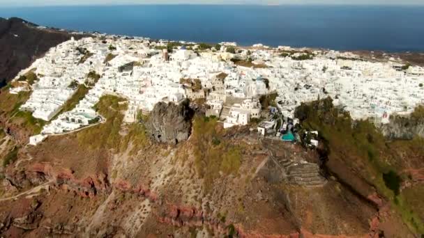Filmación aérea - Casas blancas y cúpulas azules de Oia, Santorini . — Vídeos de Stock