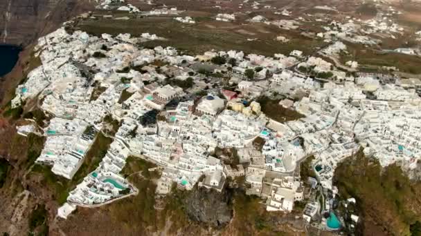 Zdjęcia lotnicze - Białe domy i niebieskie kopuły Oia, Santorini. — Wideo stockowe