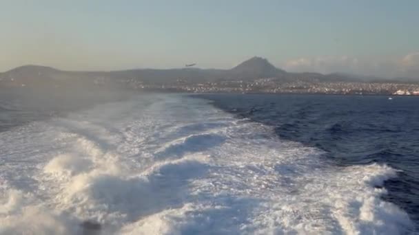 Wakker worden van het vrachtschip op het zeewateroppervlak, vliegtuig — Stockvideo