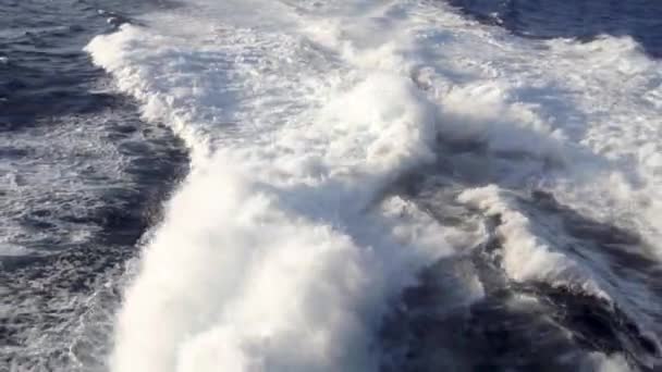 Wakker worden van het vrachtschip op het zeewateroppervlak. — Stockvideo