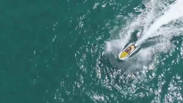 Uomo eccesso di velocità Jet Ski pilota schizzare attraverso il mare — Video Stock