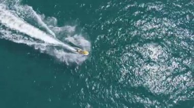 Adam Hızlanıyor Jet Ski Sürücüsü Denizde Sıçrıyor