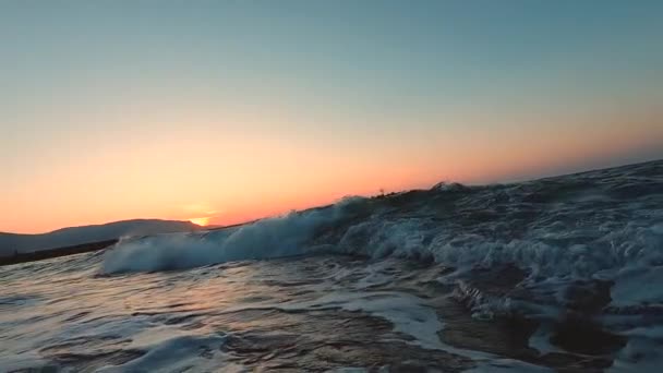 Zeitlupe der Meereswellen Sonnenuntergang — Stockvideo