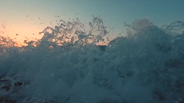 Mouvement lent des vagues de la mer coucher de soleil — Video