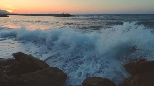 Ruhige Meereswellen spülen Ufer bei Sonnenuntergang — Stockvideo