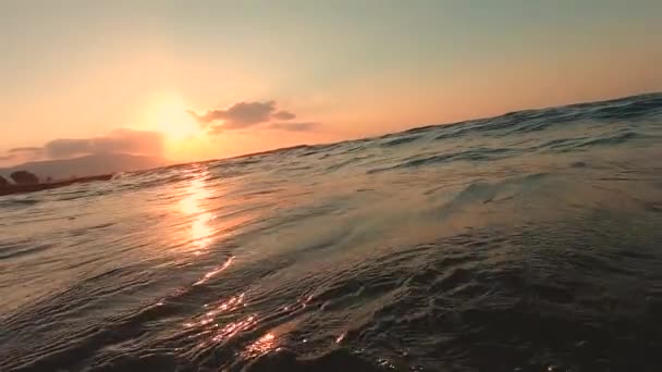 Vagues de mer tranquilles Lavant le rivage au coucher du soleil — Video