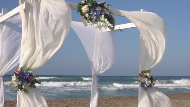 Прекрасна церемонія весілля арки. Весільна прикраса квітів. Квіткова арка на весіллі — стокове відео