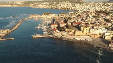 Chania Eski Şehir Binalarından Geriye Uçmak, Girit, Yunanistan