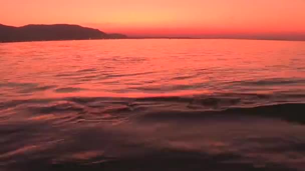 Lever du soleil tôt le matin sur un banc de sable dans l'océan en Floride.Belle vue sur la baie de la mer Baltique au coucher du soleil, ciel sans nuages à l'horizon, nuances orange au loin et une mer paisible — Video