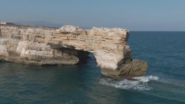 Vue d'ensemble de la belle formation rocheuse au milieu de la mer bleue Grèce 