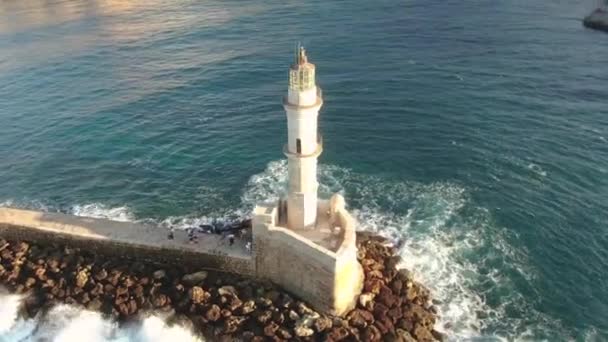 Güneşli Bir Günde Rüzgar Esen Mavi Akdeniz Suyu ile Yunanistan Girit Adası'nda Chania Tarihi Deniz Feneri — Stok video