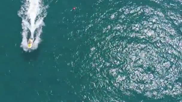 Uomo eccesso di velocità Jet Ski pilota schizzare attraverso il mare — Video Stock