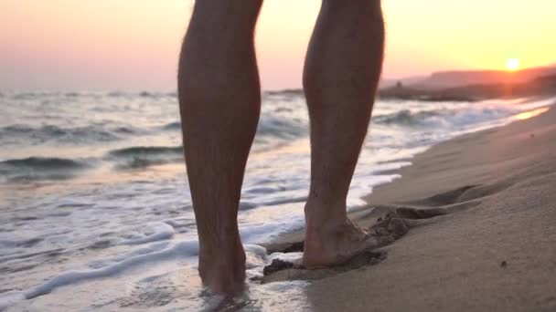 Egy férfi cipőben szaladgál egy Sandy Beach-en a tenger mellett. Lassú mozgás, — Stock videók