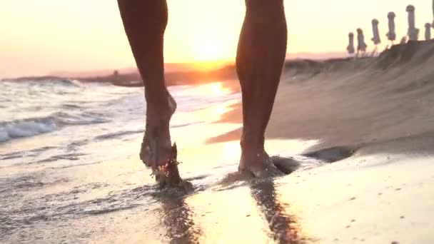 Ejecutar hombre haciendo Crossfit Squat salta en una playa soleada — Vídeo de stock