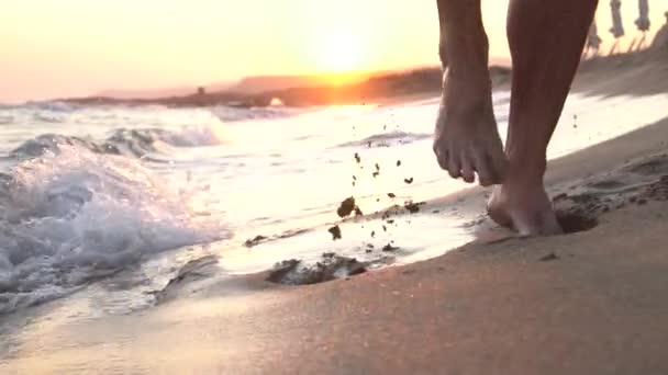 Run Man κάνει Crossfit Squat άλματα σε μια ηλιόλουστη παραλία — Αρχείο Βίντεο