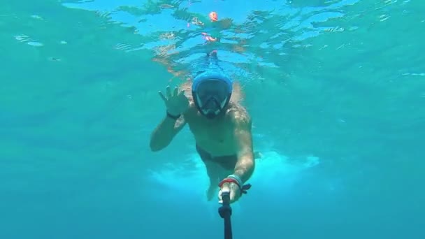 Az ember víz alatt úszik a tengerbe. — Stock videók