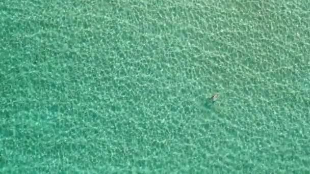 Vagues bleues abstraites au ralenti de la vue du dessus de la mer — Video