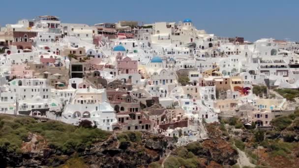 Vuelo alrededor de la iglesia Three Blue Domes en la ciudad de Oia en la isla de Santorini, Grecia — Vídeos de Stock