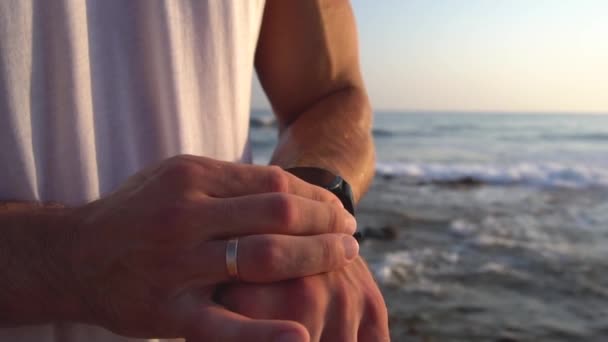 Dospělý fit muž nastaví své tréninkové hodinky a začne — Stock video