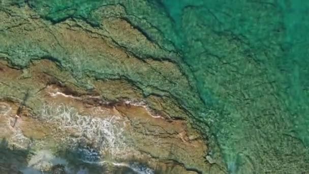 Η αύξηση της άμμου από τα κύματα του διαφανούς νερού γίνεται λασπώδης η θέα — Αρχείο Βίντεο