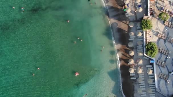 Drone vista aerea ad una costa turistica del mare con turisti che riposano su una spiaggia di sabbia — Video Stock