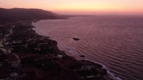 Вид з повітря на дрон на Карибське місто та тропічне морське узбережжя. захід сонця — стокове відео