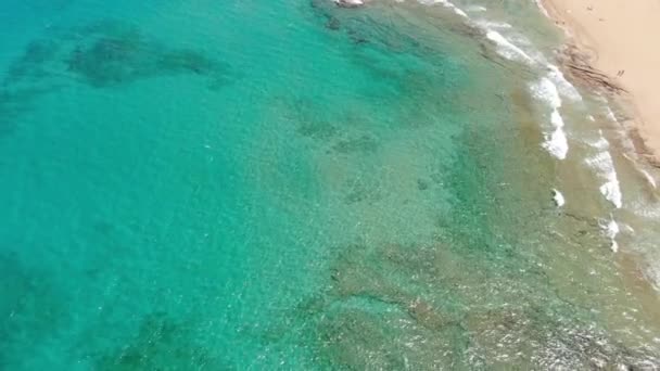 Felső drónfelvételek a tengeri hullámokról a partig. — Stock videók