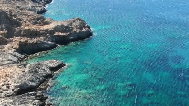 美丽的黑海海岸风景与山崖，海滩上的岩神 — 图库视频影像