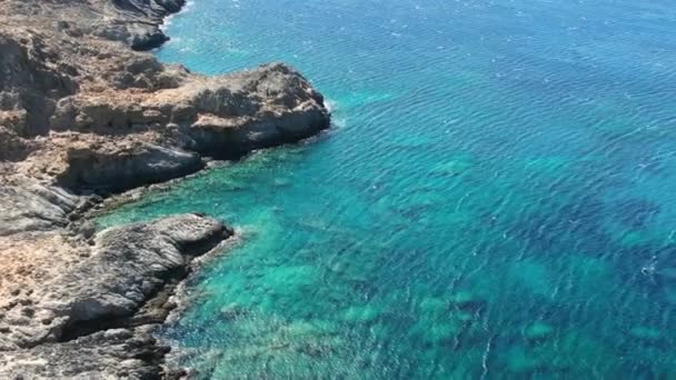 Rock Diva en la playa, hermoso paisaje costero del mar Negro con acantilado de montaña — Vídeo de stock