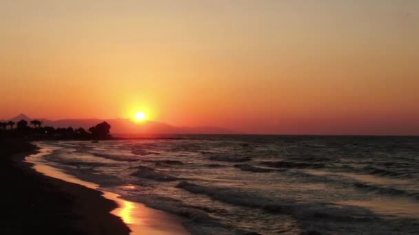 Vliegen over zee bij zonsondergang. Luchtdrone schot boven de oceaan bij zonsondergang — Stockvideo