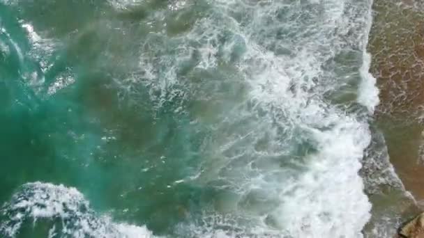 Deniz Dalgalarının Kıyıya Ulaşan Hava Aracı Görüntüsü — Stok video