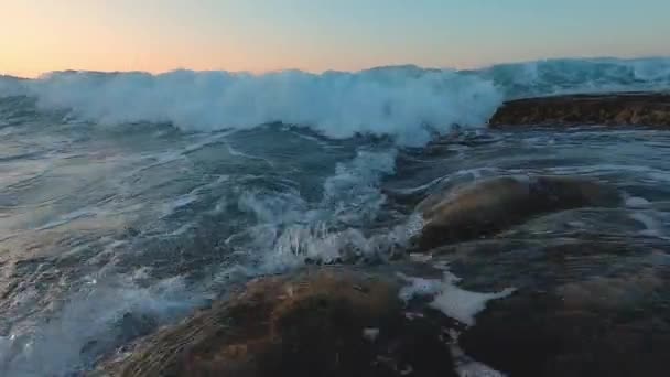 Atardecer en cámara lenta de olas marinas. Mar amanecer, playa y baile salpicaduras olas en la arena — Vídeo de stock