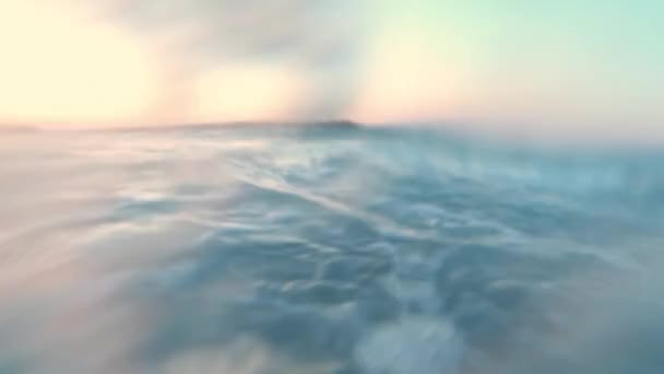 Atardecer en cámara lenta de olas marinas. Mar amanecer, playa y baile salpicaduras olas en la arena — Vídeo de stock