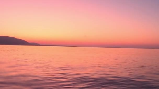 Časný ranní východ slunce na pískovišti v oceánu ve Floridě.Krásný výhled na záliv Baltského moře při západu slunce, bezmračná obloha na obzoru, oranžové stíny v dálce a klidné moře — Stock video