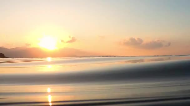 Vagues de mer avec des reflets lumineux au coucher du soleil . — Video