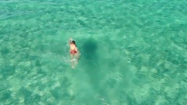 Filmagem de drones acima do nadador masculino flutuando na água do mar azul. Mar Verde . — Vídeo de Stock