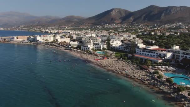 Vista aérea desde el dron en la ciudad caribeña y la orilla del mar tropical — Vídeos de Stock