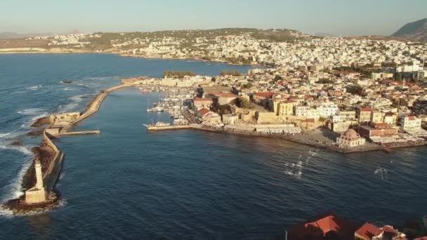 Volando hacia atrás, lejos de los edificios del casco antiguo de Chania, Creta, Grecia — Vídeo de stock