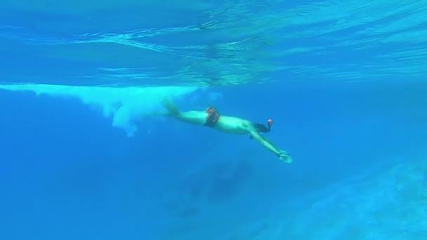 O homem nadando no cristalino Oceano Índico — Vídeo de Stock