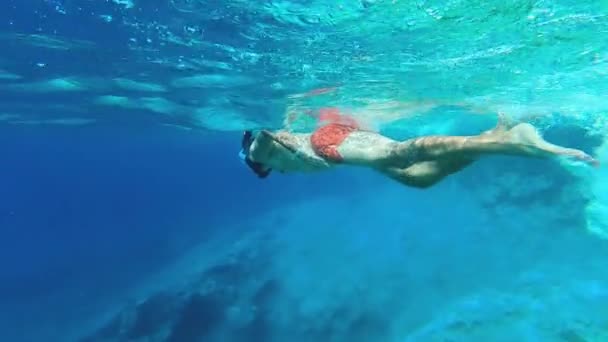水下: 在晶体中游泳的人清除印度洋 — 图库视频影像