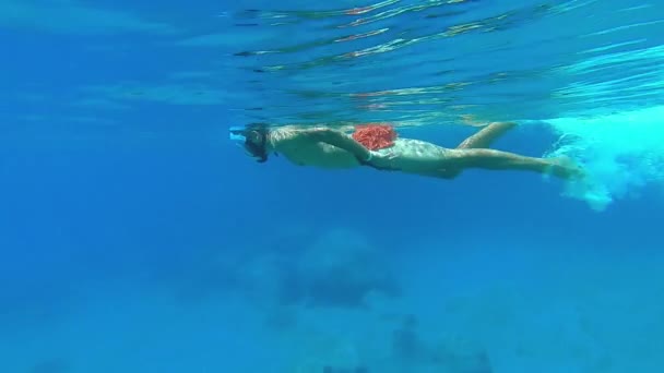 Человек плавает в кристально чистом Индийском океане — стоковое видео