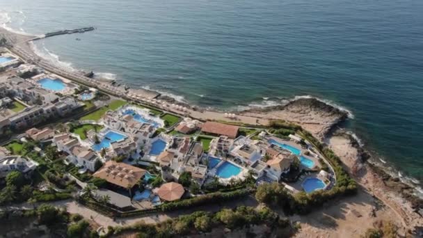 具有度假胜地和宾馆的海岸线上的无人机俯瞰 — 图库视频影像