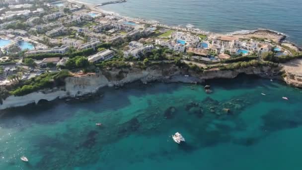 Vista aérea desde el dron en la costa con resorts y hoteles — Vídeos de Stock