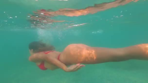 Hermosa mujer nadando en aguas cristalinas del océano azul — Vídeos de Stock
