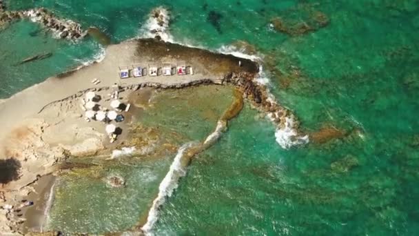 Top légi kilátás, repül a homokos strand felett Azure Az emberek napoznak törölközőn, és játszik a zöld víz. — Stock videók