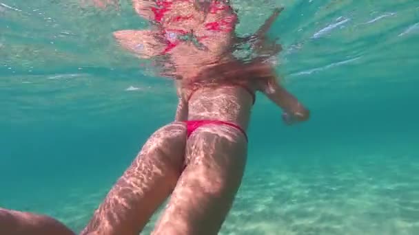 Belle femme nageant dans l'eau bleue immaculée de l'océan — Video