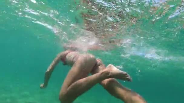 Прекрасна жінка плаває у чистому блакитному океані — стокове відео