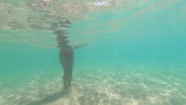 Deniz eğlencesi. Kız Bacakları Suyun Altında Gidiyor. — Stok video