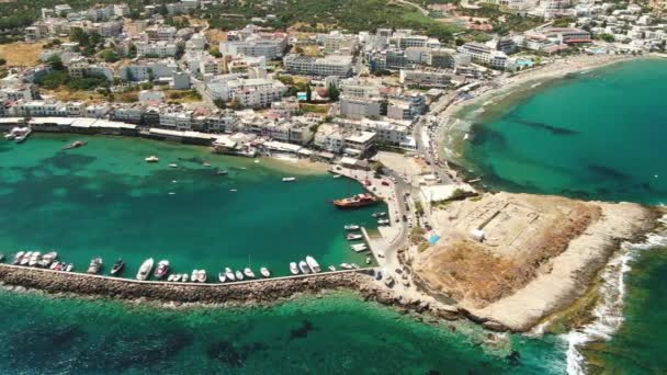 Voo com o drone sobre o mar azul e o porto do iate Greece, Hersonisoss — Vídeo de Stock