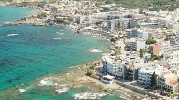 Fliegen weg von hersonissos, Luftaufnahme auf blauem Meer, Boote und Stadthäuser — Stockvideo